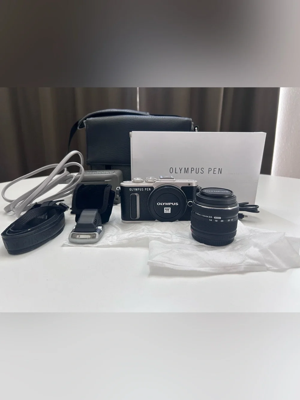 Olympus PEN E-PL8 16.1MP Touchscreen Mirrorless Camera Silver 14-42mm Kit